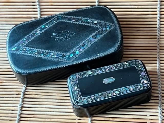 TABAKSDOOSJES/SNUIFDOOSJES INGELEGD MET PARELMOER, Antiek en Kunst, Curiosa en Brocante, Verzenden