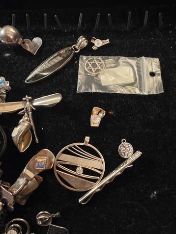 Diversen zilveren sieraden beschikbaar voor biedingen