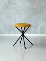 Vintage kruk geel retro krukje jaren 50 design stool 1950s, Gebruikt, Staal, Ophalen of Verzenden, Onbekend