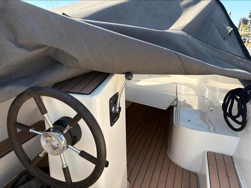 Primeur 570 met motor in de bun, donker blauw, Watersport en Boten, Sloepen, Zo goed als nieuw, 10 tot 30 pk, 3 tot 6 meter, Buitenboordmotor