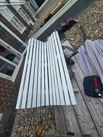 Witte plastic buiten bankje  beschikbaar voor biedingen