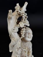 Ivoren okimono Vader met kind onder een druivenrank Meiji, Antiek en Kunst, Ophalen of Verzenden