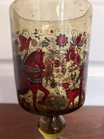 Mid century handgeblazen bokaal met riddermotief beschikbaar voor biedingen