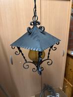 Vintage hanglamp met smeedijzeren details, Huis en Inrichting, Lampen | Hanglampen, Ophalen, Gebruikt, Glas, 50 tot 75 cm