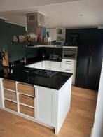 Moderne witte keuken met schiereiland, Huis en Inrichting, Keuken | Complete keukens, Ophalen, Zo goed als nieuw, Wit, Graniet of Steen
