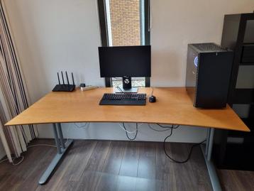 Groot bureau beschikbaar voor biedingen