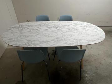 Keukentafel en stoelen te koop beschikbaar voor biedingen