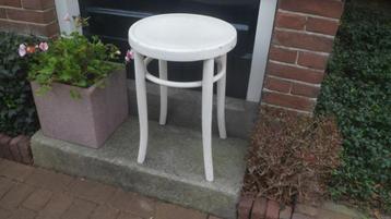 Antieke houten kruk Thonet bentwood wit 55 cm. hoog beschikbaar voor biedingen