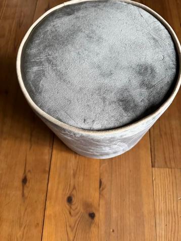 Grijze Velvet Poef met Beige Bies nette staat beschikbaar voor biedingen