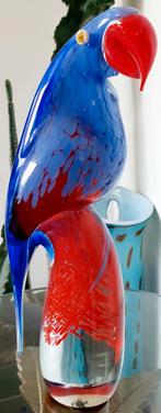Beeld papegaai vogel beeld sculptuur blauw rood doorzichtig, Antiek en Kunst, Ophalen of Verzenden