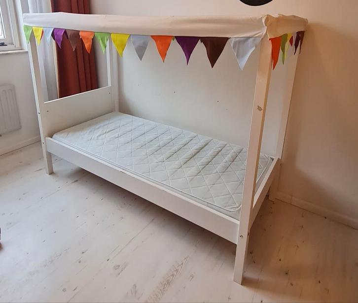 Leuk wit Ikea hemelbed. Gratis., Kinderen en Baby's, Kinderkamer | Bedden, Gebruikt, 180 cm of meer, 70 tot 85 cm, Matras, Ophalen