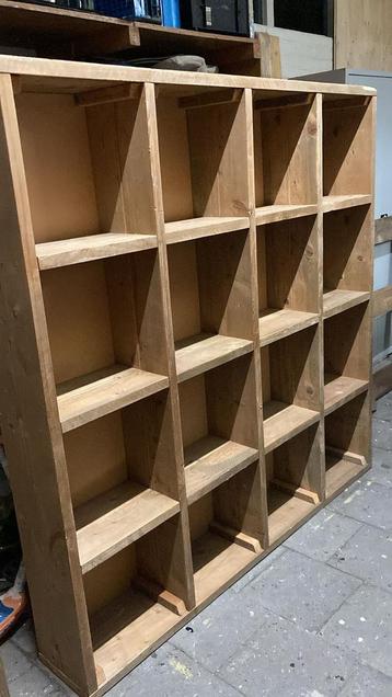 2 Houten Kasten beschikbaar voor biedingen