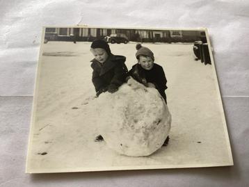 Delft Vintage Foto: Kinderen maken sneeuwpop beschikbaar voor biedingen