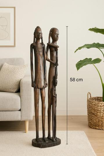handgesneden houten beeld van een man en vrouw beschikbaar voor biedingen