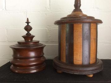 Twee antieke 19e eeuwse houten tabakspotten VOLKSKUNST beschikbaar voor biedingen