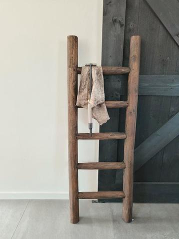 Houten ladder beschikbaar voor biedingen