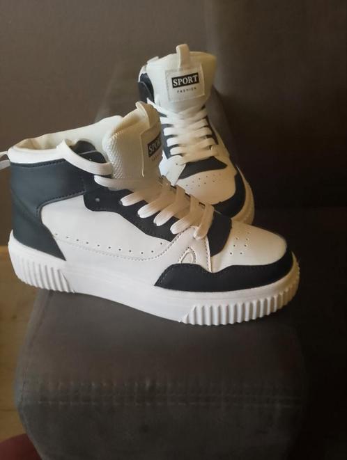 Sneakers nog helemaal nieuw, Kleding | Dames, Schoenen, Nieuw, Sneakers of Gympen, Overige kleuren, Ophalen of Verzenden