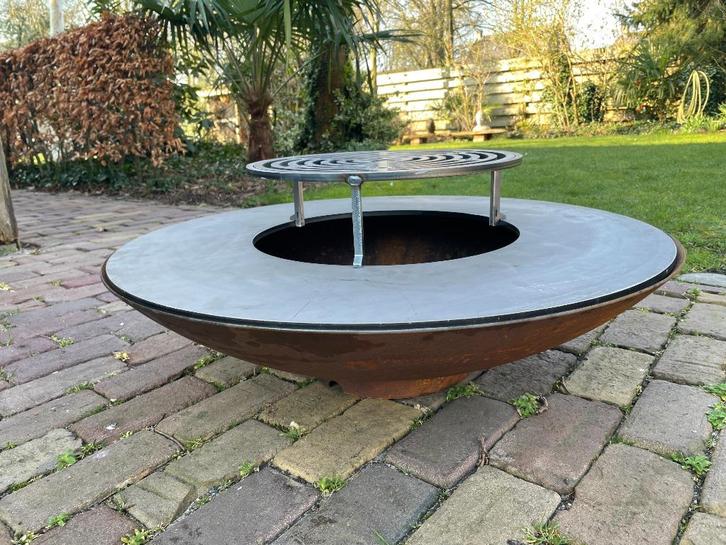 bbq, barbecue, cortenstaal vuurschaal met bakring en grill, Tuin en Terras, Houtskoolbarbecues, Nieuw, Met accessoires, Ophalen