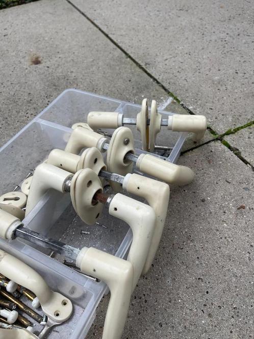 11 x bakeliet deurklinken wit, Doe-het-zelf en Verbouw, Hang- en Sluitwerk, Gebruikt, Klink of Kruk, Overige materialen, Ophalen of Verzenden