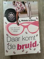 Daar komt de bruid, Melanie La’Brooy, Boek, Chicklit, Gelezen, Ophalen of Verzenden, Melanie La’Brooy