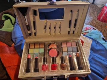 Make-up koffertje beschikbaar voor biedingen