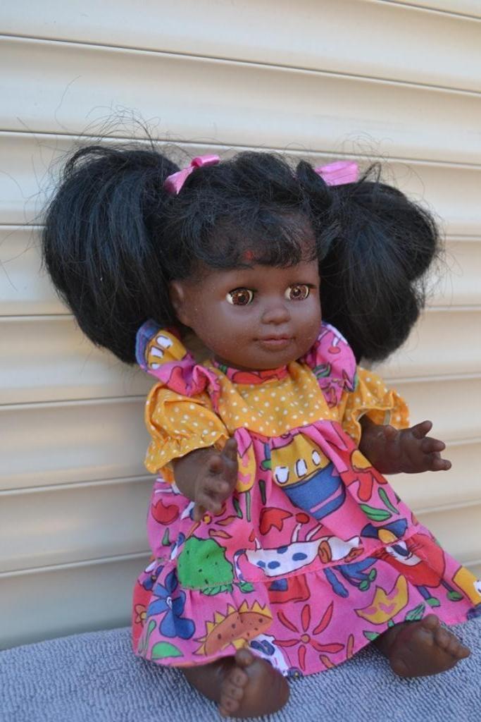 OPRUIMING: bruin kleuter popje met originele kleding NR 8562, Verzamelen, Poppen, Zo goed als nieuw, Pop, Ophalen of Verzenden