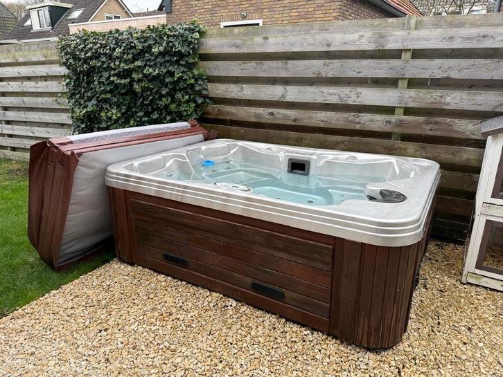 Jacuzzi 4-persoons van Coast Spa, Tuin en Terras, Bubbelbaden en Hottubs, Gebruikt, Vast, Afdekzeil, Filter, Pomp, Ophalen