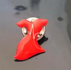 Rode jurk met hartslag revers pin- Speld, Verzamelen, Speldjes, Pins en Buttons, Ophalen of Verzenden, Zo goed als nieuw