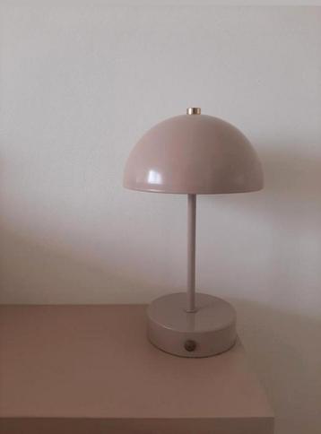 2 leuke moderne nachtlampjes 3 standen zijn op batterij beschikbaar voor biedingen