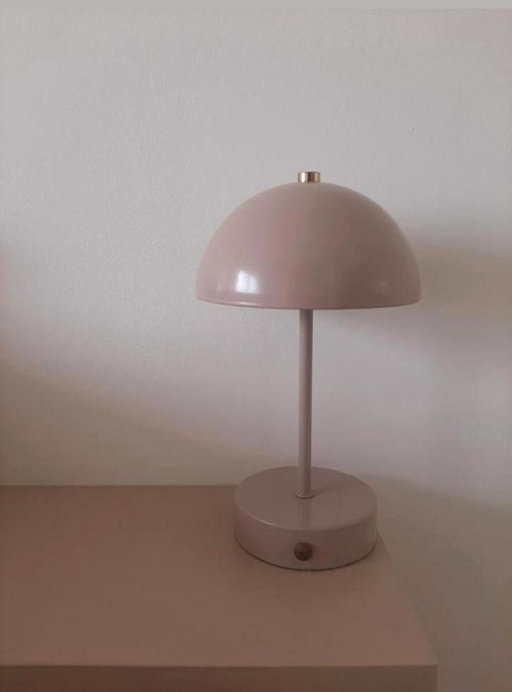 2 leuke moderne nachtlampjes 3 standen zijn op batterij, Huis en Inrichting, Lampen | Tafellampen, Zo goed als nieuw, Minder dan 50 cm