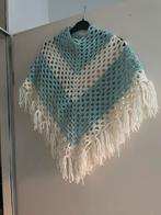 Handgemaakte gehaakte ponco – zacht groen met wit, Kinderen en Baby's, Kinderkleding | Mutsen, Sjaals en Handschoenen, Ophalen of Verzenden