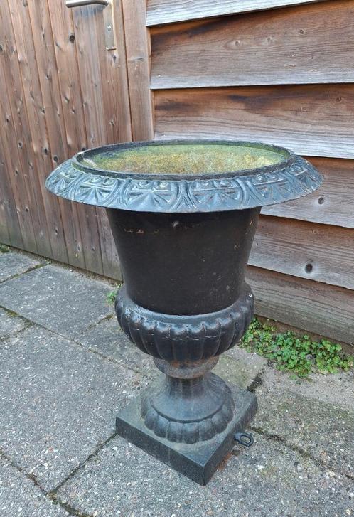 Grote zwarte gietijzeren vaas 68 cm hoog, Tuin en Terras, Tuinvazen, Gebruikt, Ophalen