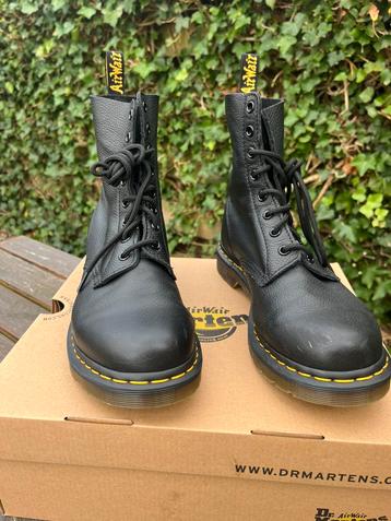 Dr. Martens Black Virginia mt42 beschikbaar voor biedingen