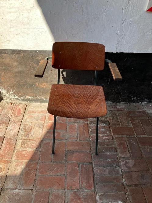 Retro lerarenstoel met armleuning, Huis en Inrichting, Stoelen, Gebruikt, Eén, Hout, Metaal, Zwart, Ophalen