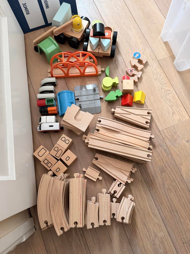Grote IKEA trein set met rails en accessoires, Kinderen en Baby's, Speelgoed | Houten speelgoed, Zo goed als nieuw, Overige typen