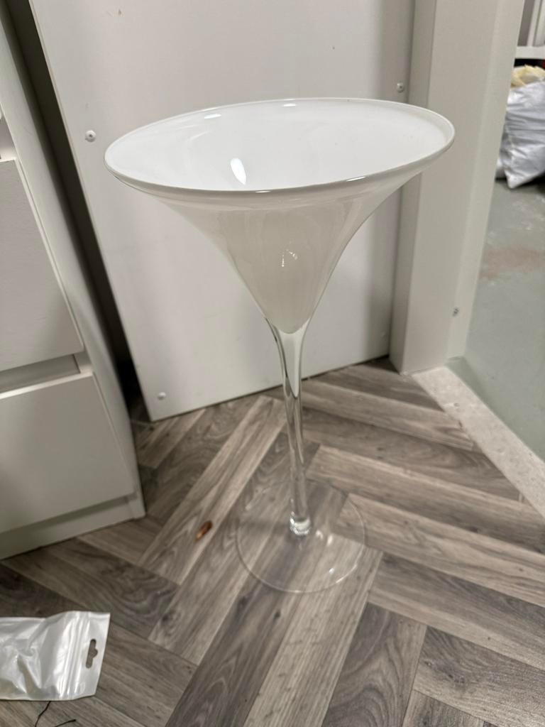 Grote witte vaas op hoge voet, Ophalen, Wit, 75 cm of meer, Glas