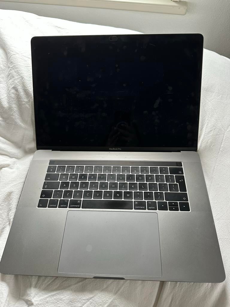 MacBook Pro 2017 met oplader en 2 hoezen, MacBook Pro, Gebruikt, 2 tot 3 Ghz, 15 inch