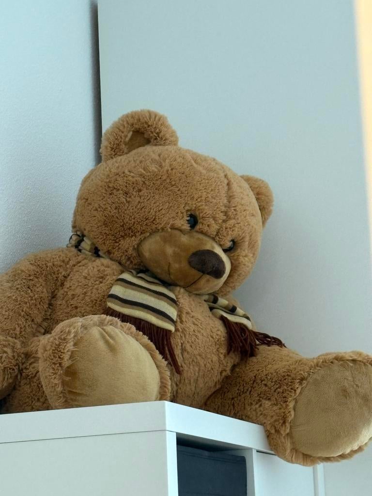 Grote knuffelbeer - Perfect om mee te knuffelen!, Ophalen, Beer, Zo goed als nieuw, Met kleding of accessoire