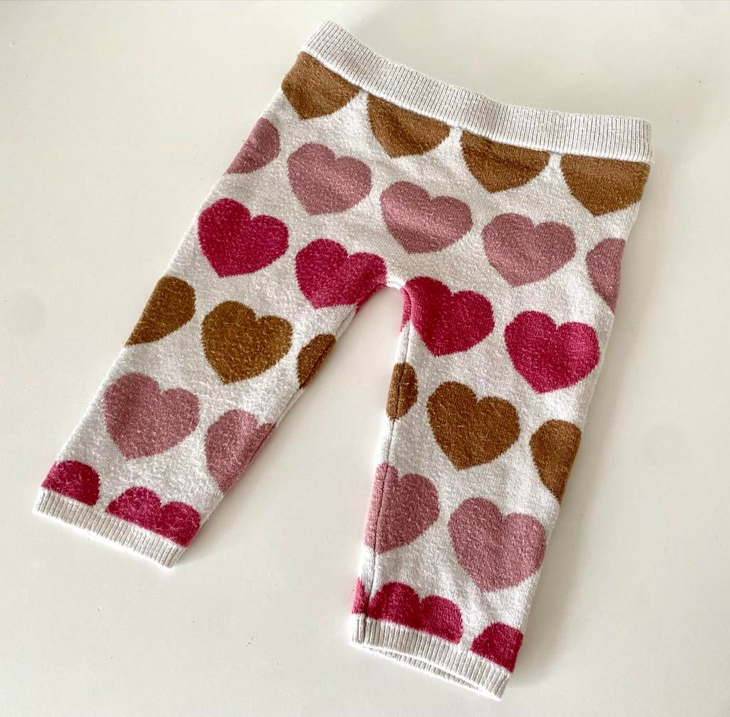 Schattige gebreide broek met hartjespatroon - Maat 68, Kinderen en Baby's, Babykleding | Maat 68, Ophalen of Verzenden, Zo goed als nieuw
