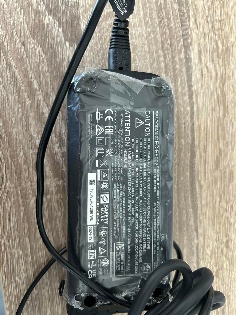 Shimano EC-E6002 oplader voor elektrische fiets, Fietsen en Brommers, Fietsaccessoires | Fietsaccu's, Ophalen, Nieuw