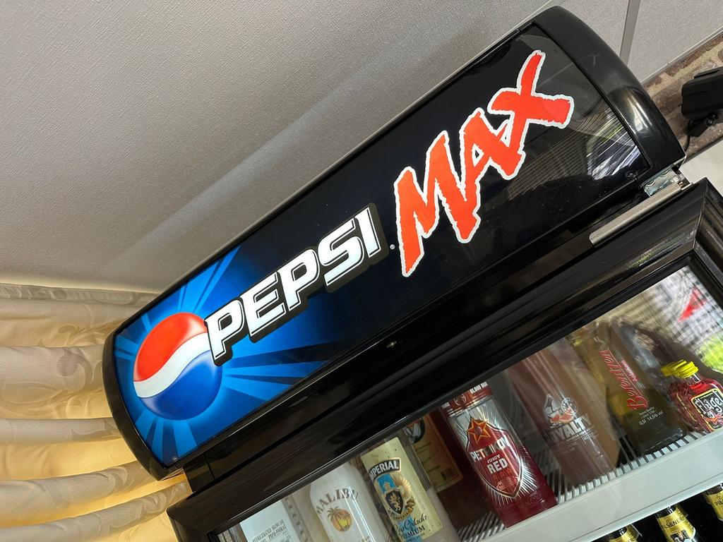 Zeer nette Pepsi koeling - Ideaal voor bar of horeca, Zonder vriesvak, 200 liter of meer, 60 cm of meer, Zo goed als nieuw