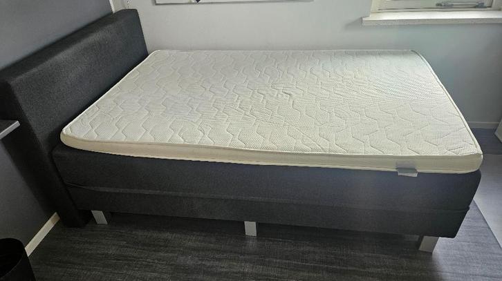 Swiss Sense boxspring 140x210, Huis en Inrichting, Slaapkamer | Boxsprings, Gebruikt, 140 cm, 210 cm, Tweepersoons, Grijs, Ophalen
