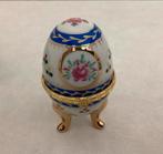 Decoratief porseleinen ei met doosje - rijkelijk versierd, Antiek en Kunst, Ophalen of Verzenden