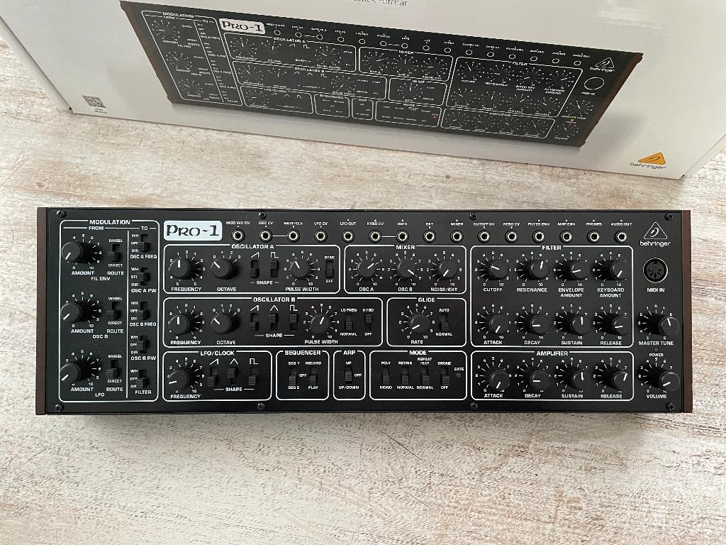 Behringer Pro1 synthesizer, Muziek en Instrumenten, Synthesizers, Ophalen of Verzenden, Zo goed als nieuw, Overige aantallen, Overige merken