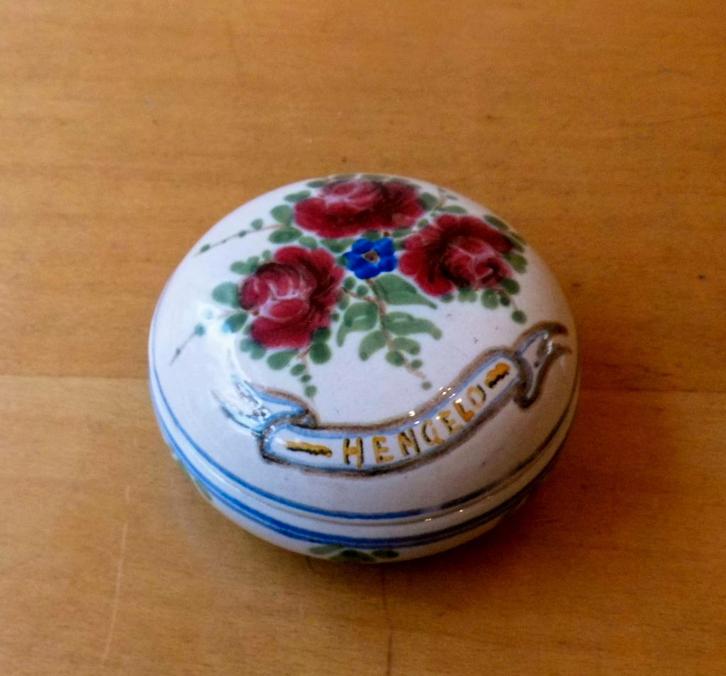 Plazuid plateel dekseldoosje met opschrift HENGELO., Antiek en Kunst, Antiek | Keramiek en Aardewerk, Ophalen of Verzenden