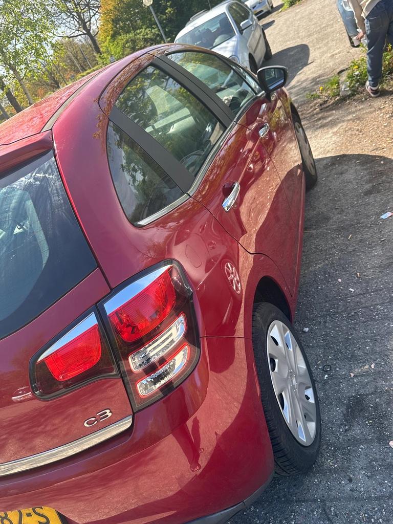 Citroën C3 1.2 Puretech 82pk 2015 Rood, Auto's, Citroën, Voorwielaandrijving, 31 €/maand, 1199 cc, 23 km/l