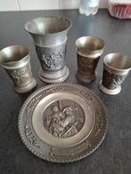 Tin set met 4 bekers en 1 bord, Antiek en Kunst, Antiek | Tin, Ophalen of Verzenden