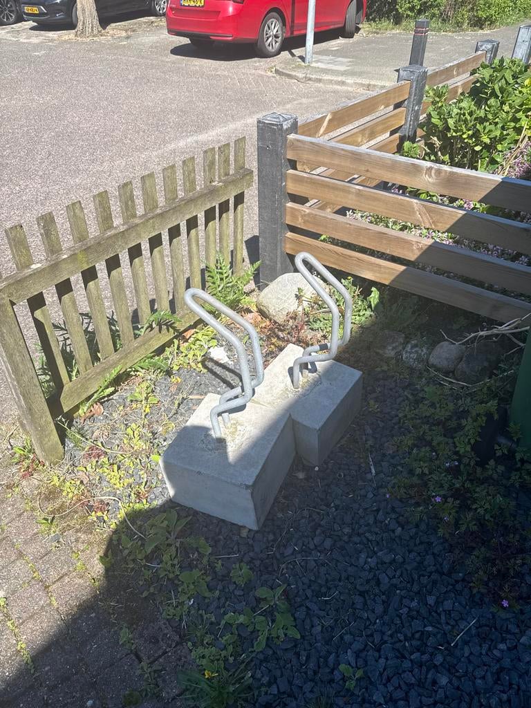 2 fietsenrekken voor in de grond, Fietsen en Brommers, Ophalen, Gebruikt