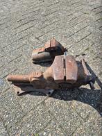 Twee oude werkbanken werkend, Ophalen