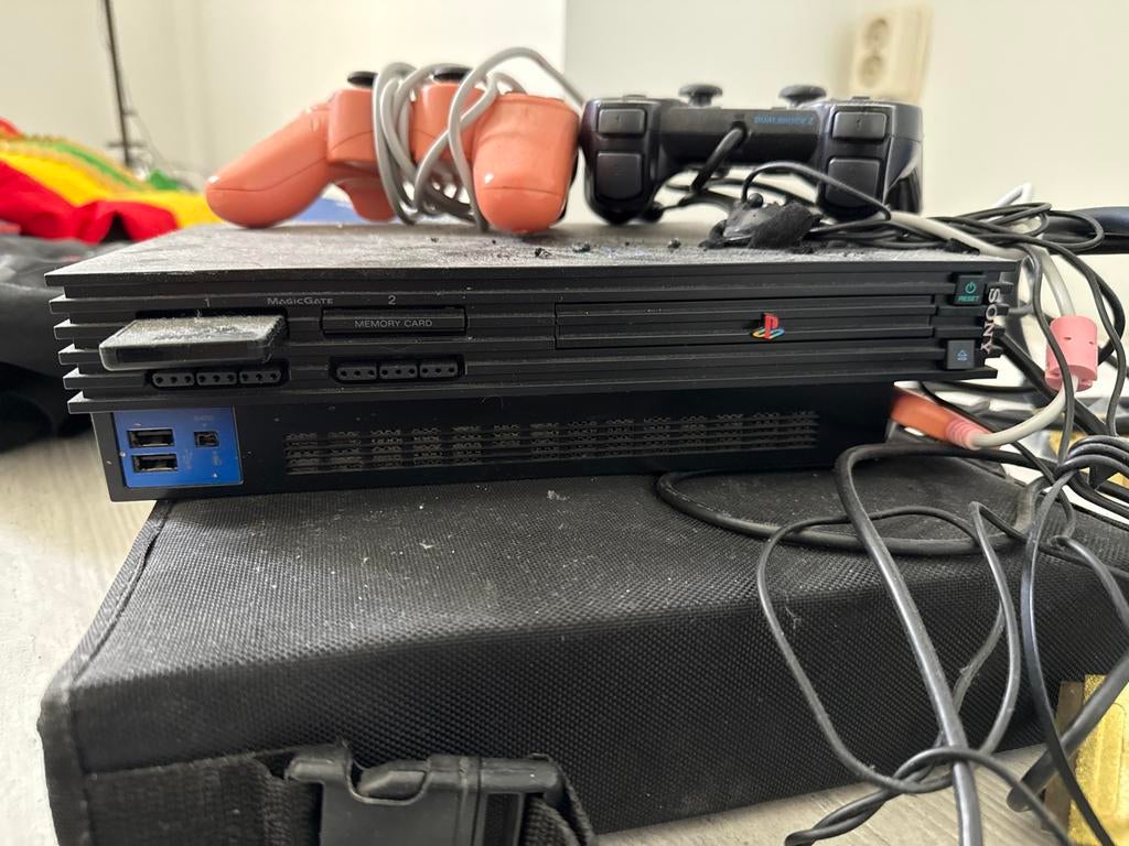 Sony PlayStation 2 met 2 controllers en spellen, Spelcomputers en Games, Spelcomputers | Sony PlayStation 2, Met 2 controllers